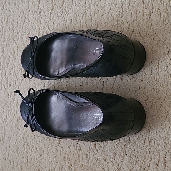 Coach Signature Logo Black Bow Pumps Size 9B - Picture 2 of 7